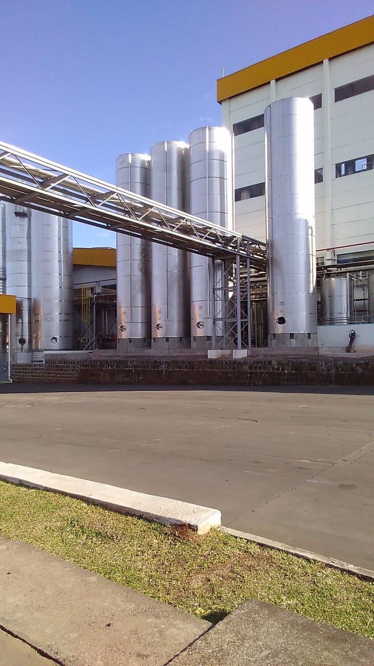Tanques metálicos em instalação industrial externa