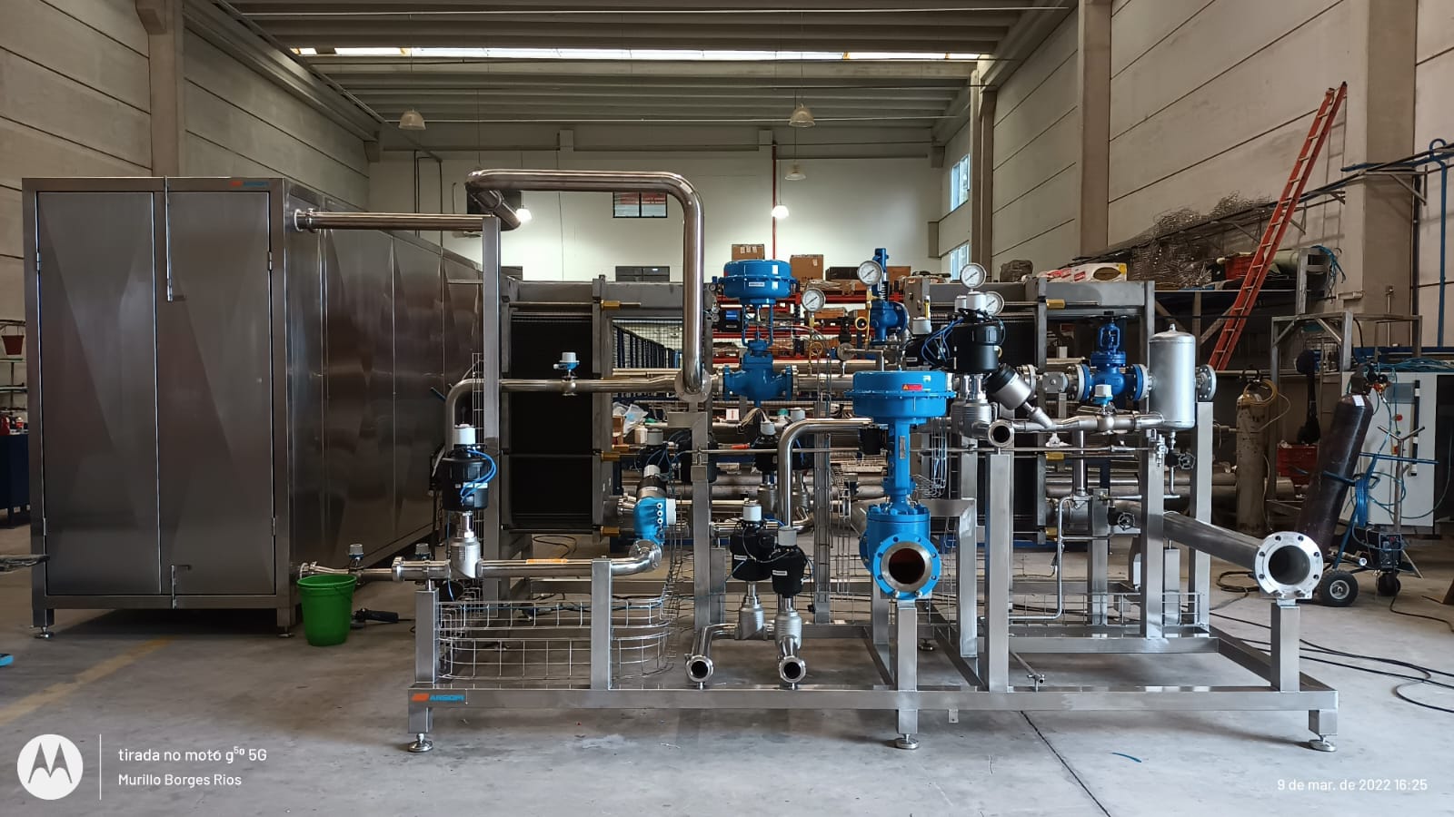 Conjunto de equipamentos em montagem industrial
