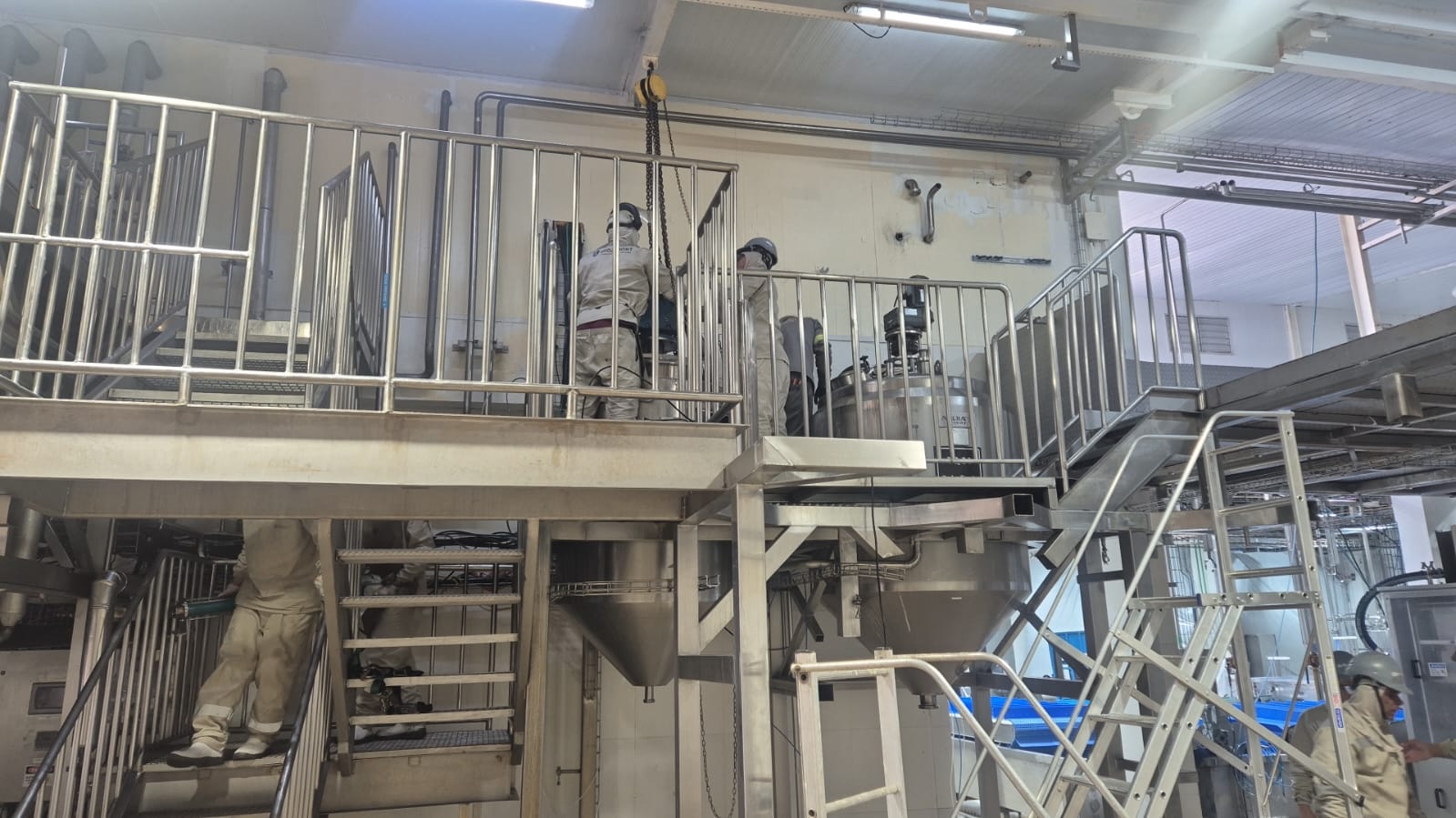 Plataforma metálica e equipe em área industrial