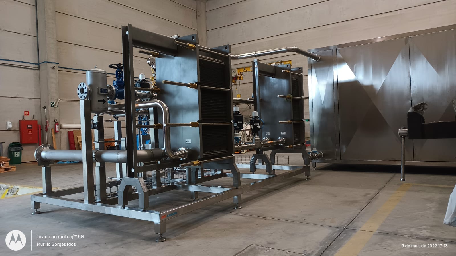 Conjunto industrial de tubulações e trocador de calor